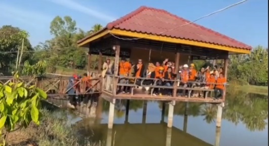 คลิปช็อตฟีล ถ่ายรูปหมู่ศาลาริมน้ำ สะพานหักโครมคนร่วงลงน้ำ แทนที่จะรีบขึ้นทำแบบนี้แทน คลิปช็อตฟีล ถ่ายรูปหมู่ศาลาริมน้ำ สะพานหักโครมคนร่วงลงน้ำ แทนที่จะรีบขึ้นทำแบบนี้แทน