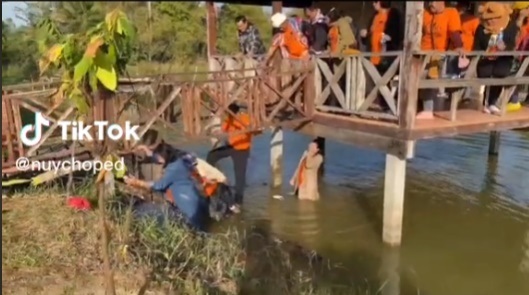 คลิปช็อตฟีล ถ่ายรูปหมู่ศาลาริมน้ำ สะพานหักโครมคนร่วงลงน้ำ แทนที่จะรีบขึ้นทำแบบนี้แทน คลิปช็อตฟีล ถ่ายรูปหมู่ศาลาริมน้ำ สะพานหักโครมคนร่วงลงน้ำ แทนที่จะรีบขึ้นทำแบบนี้แทน