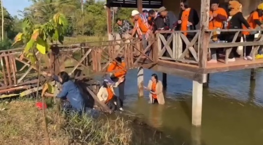 คลิปช็อตฟีล ถ่ายรูปหมู่ศาลาริมน้ำ สะพานหักโครมคนร่วงลงน้ำ แทนที่จะรีบขึ้นทำแบบนี้แทน คลิปช็อตฟีล ถ่ายรูปหมู่ศาลาริมน้ำ สะพานหักโครมคนร่วงลงน้ำ แทนที่จะรีบขึ้นทำแบบนี้แทน