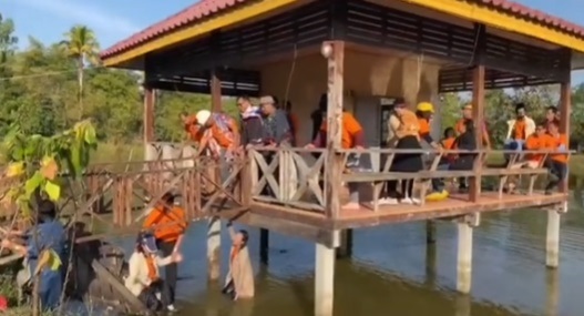 คลิปช็อตฟีล ถ่ายรูปหมู่ศาลาริมน้ำ สะพานหักโครมคนร่วงลงน้ำ แทนที่จะรีบขึ้นทำแบบนี้แทน คลิปช็อตฟีล ถ่ายรูปหมู่ศาลาริมน้ำ สะพานหักโครมคนร่วงลงน้ำ แทนที่จะรีบขึ้นทำแบบนี้แทน