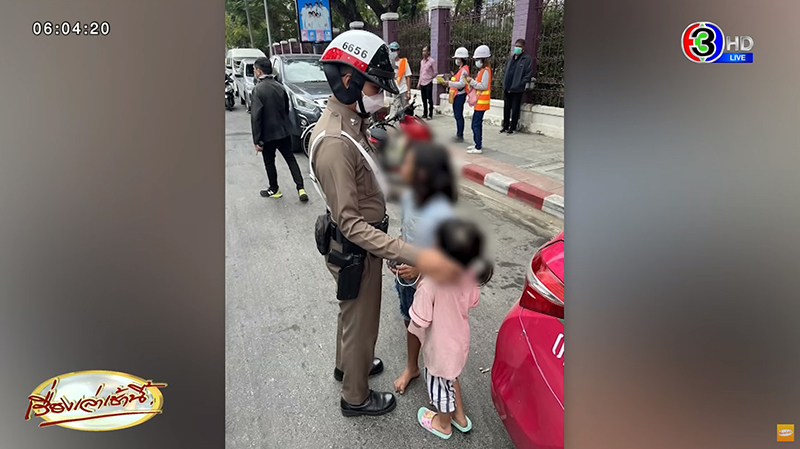 แท็กซี่ซดน้ำยาล้างห้องน้ำ น้ำลายฟูมปากต่อหน้าลูกสาว 2 คน เด็กร้องไห้ขอความช่วยเหลือ แท็กซี่ซดน้ำยาล้างห้องน้ำ น้ำลายฟูมปากต่อหน้าลูกสาว 2 คน เด็กร้องไห้ขอความช่วยเหลือ