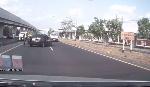 เปิดคลิปวินาทีเก๋งนักศึกษาแพทย์ชนตำรวจ เปิดคลิปวินาทีเก๋งนักศึกษาแพทย์ชนตำรวจ