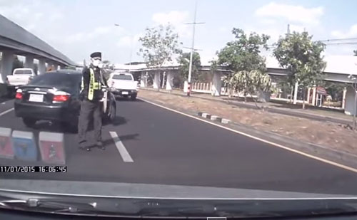 เปิดคลิปวินาทีเก๋งนักศึกษาแพทย์ชนตำรวจ เปิดคลิปวินาทีเก๋งนักศึกษาแพทย์ชนตำรวจ