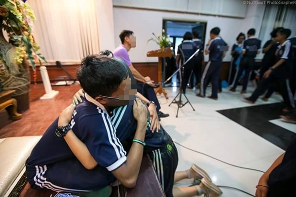 เพจต้านโซตัส แฉภาพรับน้อง ม.4 ชี้แรงเกิน ถามแรงเกินหรือไม่ เพจต้านโซตัส แฉภาพรับน้อง ม.4 ชี้แรงเกิน ถามแรงเกินหรือไม่