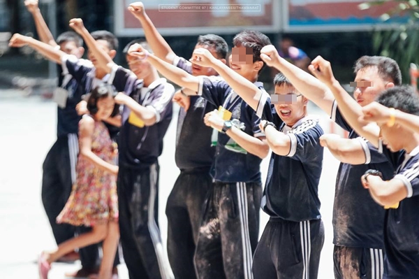 เพจต้านโซตัส แฉภาพรับน้อง ม.4 ชี้แรงเกิน ถามแรงเกินหรือไม่ เพจต้านโซตัส แฉภาพรับน้อง ม.4 ชี้แรงเกิน ถามแรงเกินหรือไม่