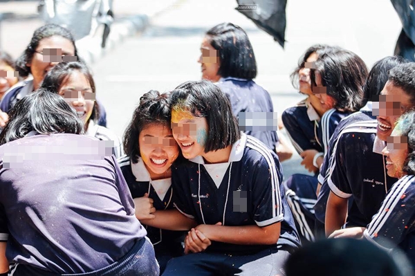 เพจต้านโซตัส แฉภาพรับน้อง ม.4 ชี้แรงเกิน ถามแรงเกินหรือไม่ เพจต้านโซตัส แฉภาพรับน้อง ม.4 ชี้แรงเกิน ถามแรงเกินหรือไม่