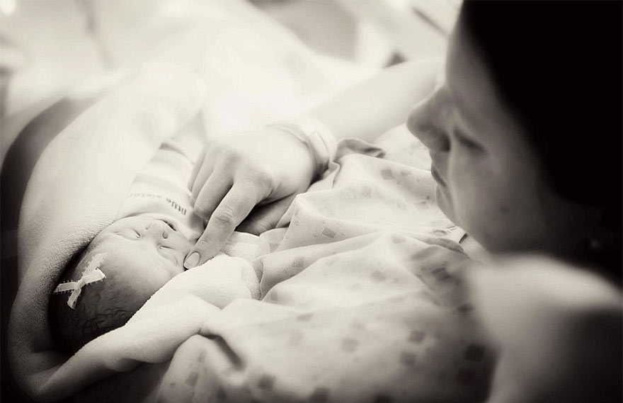 พ่อ-แม่ขอถ่ายรูปกับลูกเป็นครั้งสุดท้าย แม้จะอยู่ในร่างไร้วิญญาณ พ่อ-แม่ขอถ่ายรูปกับลูกเป็นครั้งสุดท้าย แม้จะอยู่ในร่างไร้วิญญาณ