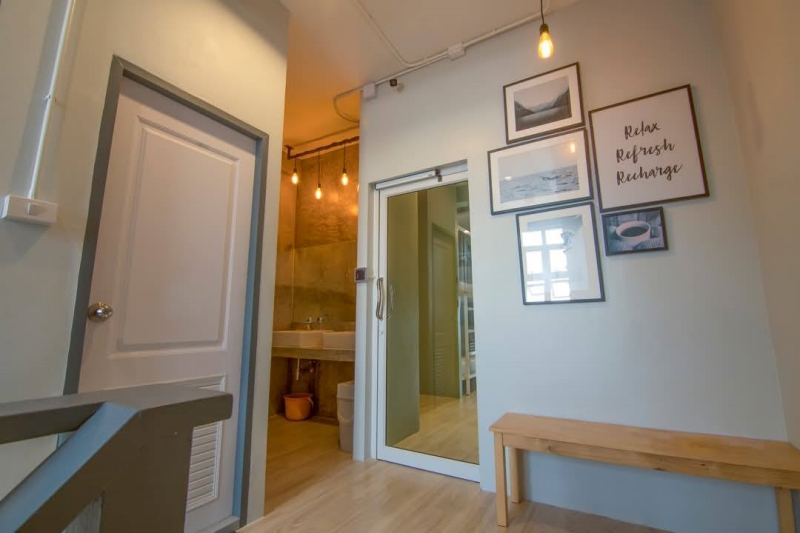 เอกเขนกโฮสเทล เอกเขนกโฮสเทล