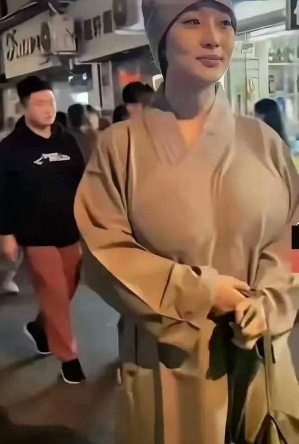 อวี้ชิง แม่ชีชาวจีนรายหนึ่งวัย 40 พบรักหนุ่มวัย 20 อวี้ชิง แม่ชีชาวจีนรายหนึ่งวัย 40 พบรักหนุ่มวัย 20