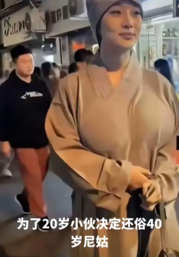 อวี้ชิง แม่ชีชาวจีนรายหนึ่งวัย 40 พบรักหนุ่มวัย 20 อวี้ชิง แม่ชีชาวจีนรายหนึ่งวัย 40 พบรักหนุ่มวัย 20