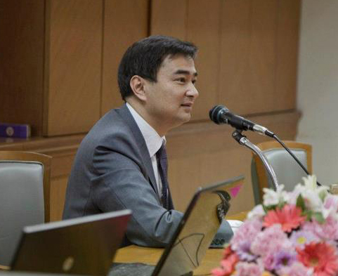 อภิสิทธิ์ เวชชาชีวะ หัวหน้าพรรคประชาธิปัตย์