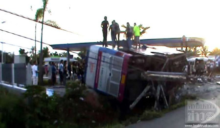 ทัวร์ กทม.-เกาะพะงัน ชนเสาไฟ ดับ 10 เจ็บ 17