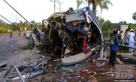 ทัวร์ กทม.-เกาะพะงัน ชนเสาไฟ ดับ 10 เจ็บ 17