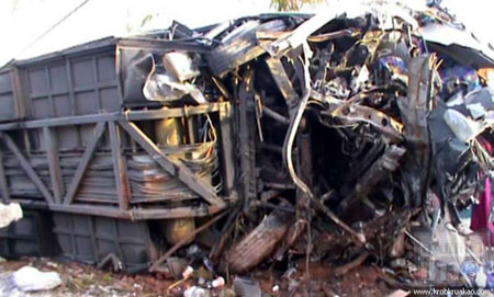 ทัวร์ กทม.-เกาะพะงัน ชนเสาไฟ ดับ 10 เจ็บ 17