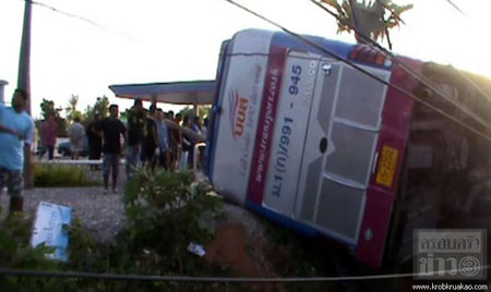 ทัวร์ กทม.-เกาะพะงัน ชนเสาไฟ ดับ 10 เจ็บ 17