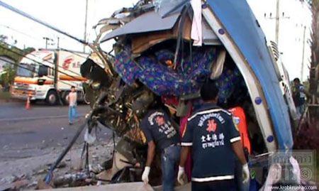 ทัวร์ กทม.-เกาะพะงัน ชนเสาไฟ ดับ 10 เจ็บ 17