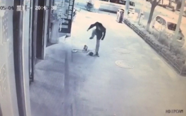 เผยคลิปหนุ่มกระทืบเด็ก 2 ขวบปางตาย นานกว่า 40 วิ เผยคลิปหนุ่มกระทืบเด็ก 2 ขวบปางตาย นานกว่า 40 วิ