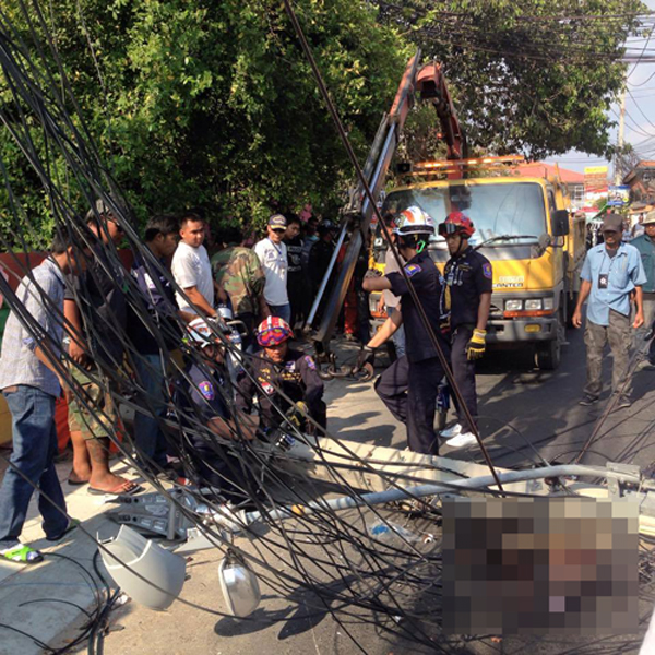 ช่างเดินสายอินเทอร์เน็ต ชะตาขาด ถูกเสาไฟฟ้าทับดับสยอง ช่างเดินสายอินเทอร์เน็ต ชะตาขาด ถูกเสาไฟฟ้าทับดับสยอง