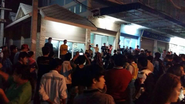 ชาวบิ๊กไบค์นับพัน ปิดล้อม สภ.หนองขาม ปมคดียิงหนุ่มแหกด่านดับ ชาวบิ๊กไบค์นับพัน ปิดล้อม สภ.หนองขาม ปมคดียิงหนุ่มแหกด่านดับ