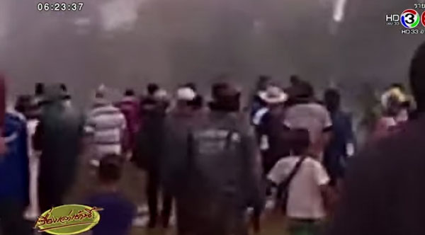 นาทีชีวิต !! บั้งไฟแสนตกใส่ชาวบ้าน สังเวย 2 ศพ แขนขาดอีก 1 ราย นาทีชีวิต !! บั้งไฟแสนตกใส่ชาวบ้าน สังเวย 2 ศพ แขนขาดอีก 1 ราย