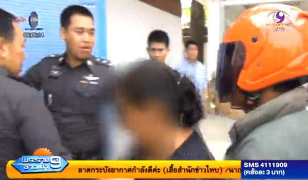 ตำรวจพาแก๊งคนร้ายฆ่าแม่ค้าก๋วยเตี๋ยวชี้จุดเกิดเหตุ ญาติหวีดร้อง เชื่อวิญญาณผู้ตายเข้าสิง ตำรวจพาแก๊งคนร้ายฆ่าแม่ค้าก๋วยเตี๋ยวชี้จุดเกิดเหตุ ญาติหวีดร้อง เชื่อวิญญาณผู้ตายเข้าสิง