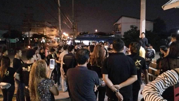 ชาวบิ๊กไบค์นับพัน ปิดล้อม สภ.หนองขาม ปมคดียิงหนุ่มแหกด่านดับ ชาวบิ๊กไบค์นับพัน ปิดล้อม สภ.หนองขาม ปมคดียิงหนุ่มแหกด่านดับ