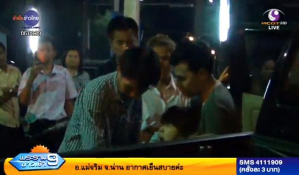 ตำรวจพาแก๊งคนร้ายฆ่าแม่ค้าก๋วยเตี๋ยวชี้จุดเกิดเหตุ ญาติหวีดร้อง เชื่อวิญญาณผู้ตายเข้าสิง ตำรวจพาแก๊งคนร้ายฆ่าแม่ค้าก๋วยเตี๋ยวชี้จุดเกิดเหตุ ญาติหวีดร้อง เชื่อวิญญาณผู้ตายเข้าสิง