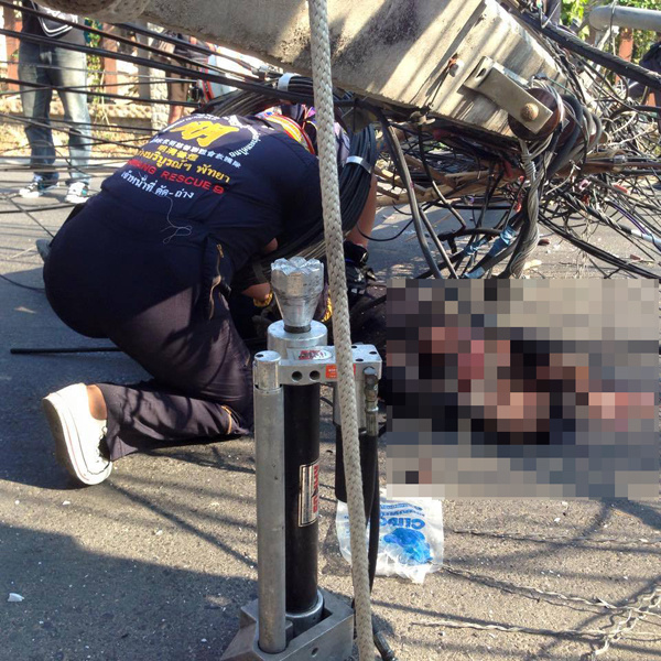 ช่างเดินสายอินเทอร์เน็ต ชะตาขาด ถูกเสาไฟฟ้าทับดับสยอง ช่างเดินสายอินเทอร์เน็ต ชะตาขาด ถูกเสาไฟฟ้าทับดับสยอง