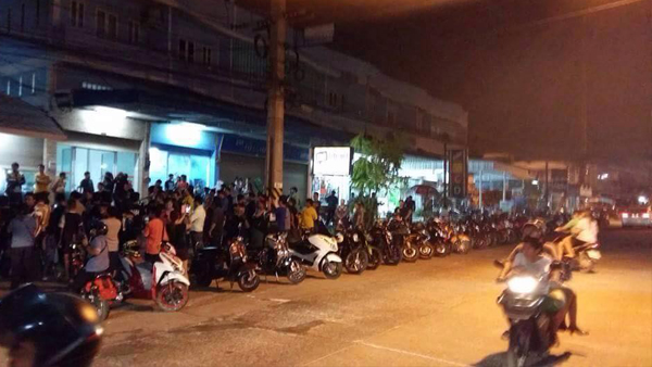 ชาวบิ๊กไบค์นับพัน ปิดล้อม สภ.หนองขาม ปมคดียิงหนุ่มแหกด่านดับ ชาวบิ๊กไบค์นับพัน ปิดล้อม สภ.หนองขาม ปมคดียิงหนุ่มแหกด่านดับ