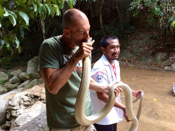 พบงูจงอาง 4 เมตรในห้องน้ำ-ชาวต่างชาติช่วยจับด้วยมือเปล่า ! พบงูจงอาง 4 เมตรในห้องน้ำ-ชาวต่างชาติช่วยจับด้วยมือเปล่า !