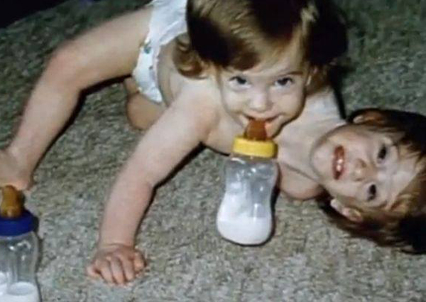 อัพเดทชีวิตของแฝดสาวตัวติด ตอนนี้กลายเป็นครูแล้วนะ อัพเดทชีวิตของแฝดสาวตัวติด ตอนนี้กลายเป็นครูแล้วนะ