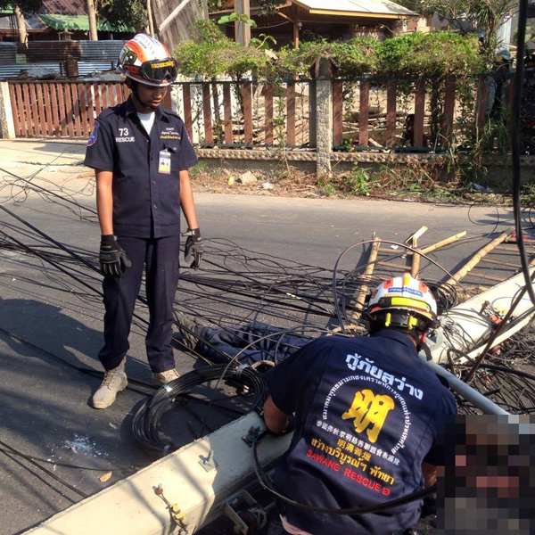 ช่างเดินสายอินเทอร์เน็ต ชะตาขาด ถูกเสาไฟฟ้าทับดับสยอง ช่างเดินสายอินเทอร์เน็ต ชะตาขาด ถูกเสาไฟฟ้าทับดับสยอง