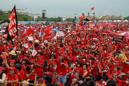 บรรยากาศ เสื้อแดง ชุมนุมรวมรายชื่อ ถวายฎีกา
