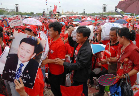 บรรยากาศ เสื้อแดง ชุมนุมรวมรายชื่อ ถวายฎีกา