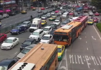 ชาวดอนเมืองปิดถนนร้องเงินน้ำท่วม แนะเลี่ยงเส้นทางวิภาวดี-รังสิต