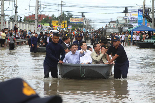 น้ำท่วมโคราช นายกฯ ลงพื้นที่ตรวจเยื่ยมประชาชนในเขตเทศบาลนครนครราชสีมา 