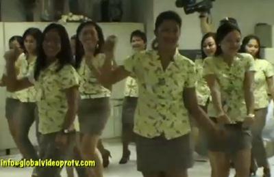 เจ้าหน้าที่สรรพากรฟิลิปปินส์เต้น