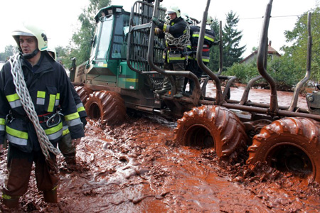 สารพิษตะกอนสีแดง