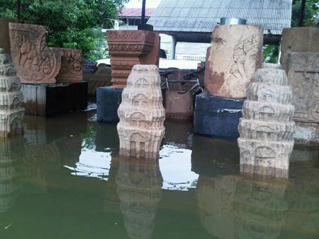 พิพิธภัณฑ์พิมาย จำต้องปล่อยให้น้ำท่วมปราสาทจำลอง-ทับหลังส่วนที่เป็นหิน