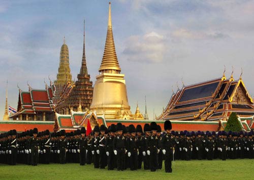  ทหารรักษาพระองค์ 3 เหล่าทัพ  ซ้อมใหญ่พิธีถวายสัตย์ปฏิญาณตน เนื่องในวโรกาสมหามงคลเฉลิมพระชนมพรรษา 5 ธันวาคม 2553 บริเวณหน้าศาลาสหทัยสมาคม ในพระบรมมหาราชวัง