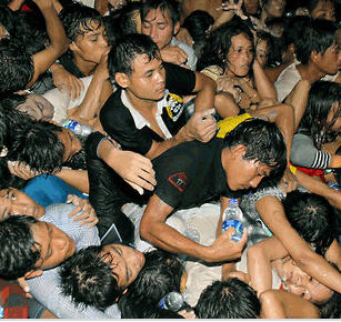 ลอยกระทงที่กัมพูชา เหยียบกันดับกว่า 345 ราย