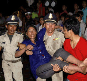 ลอยกระทงที่กัมพูชา เหยียบกันดับกว่า 345 ราย