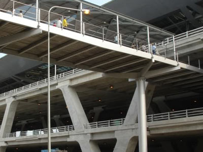 ชายฉกรรจ์บุกสุวรรณภูมิ ขัดสัมปทานจอดรถ