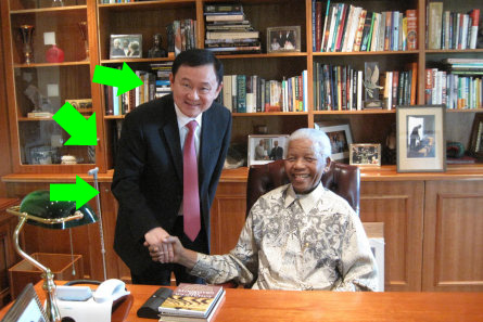 จับผิดภาพ ทักษิณ จับมือ แมนเดลา  