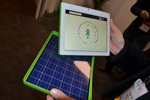 OLPC XO-3 Tablet แท็บเล็ตร้อยเหรียญ พลังงานแสงอาทิตย์
