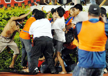 แฟนบอลท่าเรือ ปะทะ แฟนบอลเมืองทอง