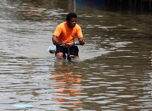 จังหวัดนครราชสีมายังคงมีน้ำจากเขื่อนลำพระเพลิงเข้าท่วม จนทำให้การใช้ชีวิตของประชาชนเป็นไปอย่างยากลำบาก