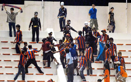 แฟนบอลท่าเรือ ปะทะ แฟนบอลเมืองทอง