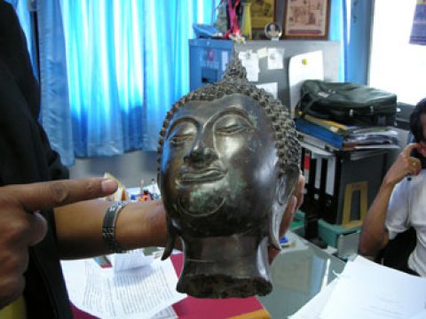 ตัดเศียรพระ