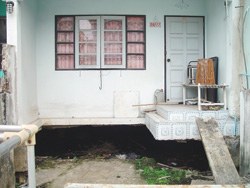 บ้านทรุด